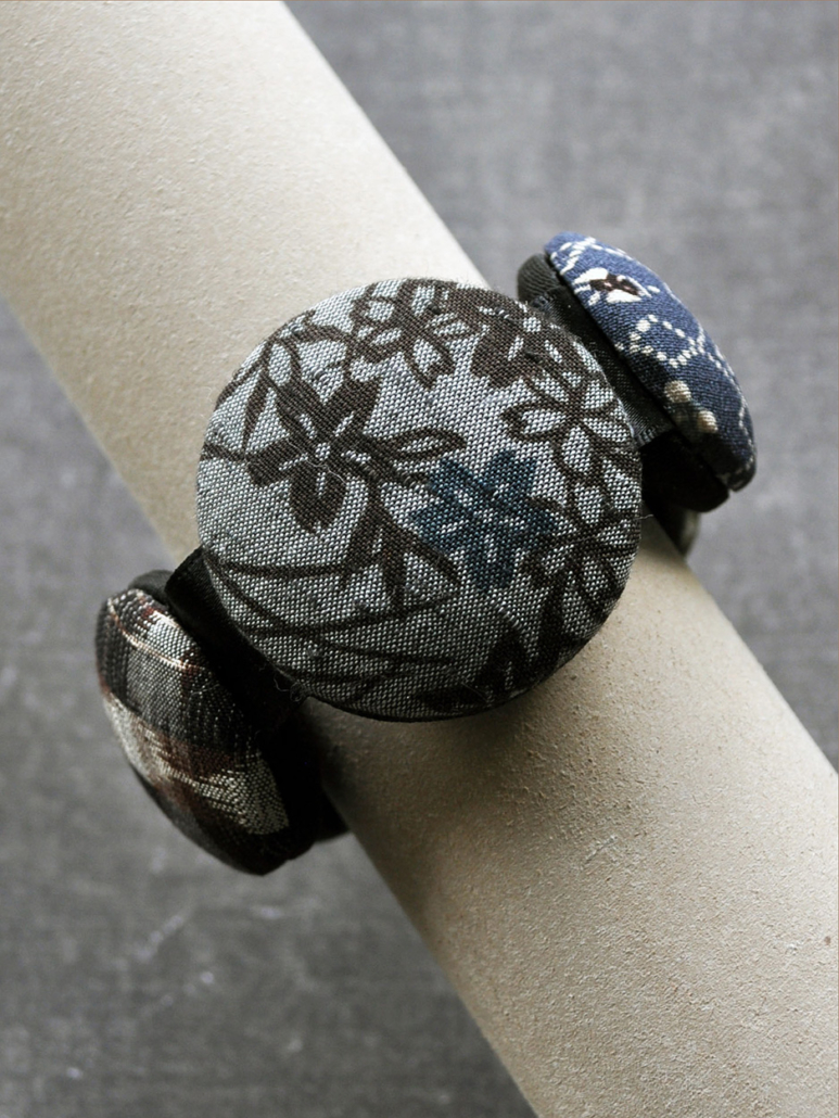 bijoux-textile-bracelet-hiroko-gris-bambou-kimonos-anciens-mode-createur-valerie-hangel-carouge