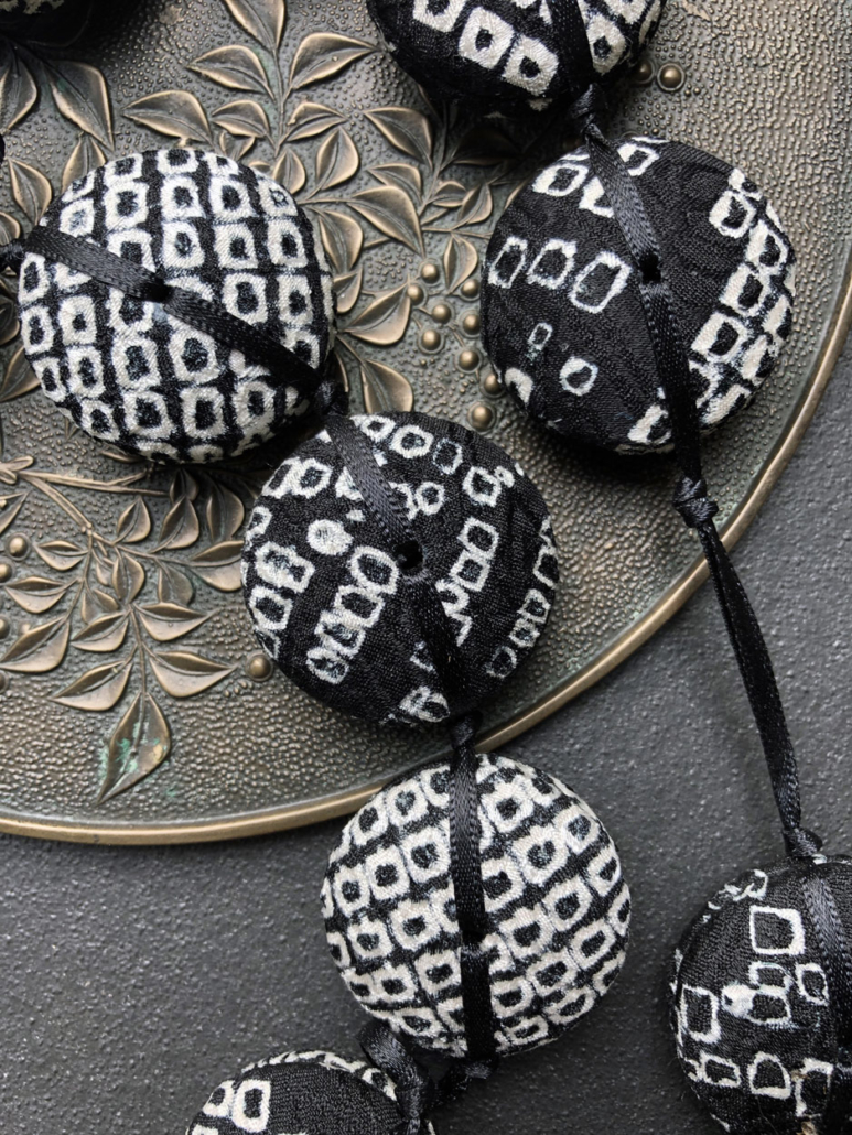 bijoux-textile-collier-hiroko-shibori-noir-fait-main-piece-unique-valerie-hangel-galerie-h-carouge-geneve