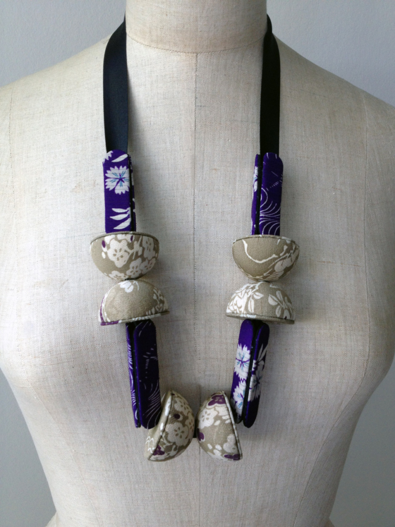 contemporary-jewellery-cherry-blossom-necklace-kimonos-silk-wood-beads-hangel-carouge