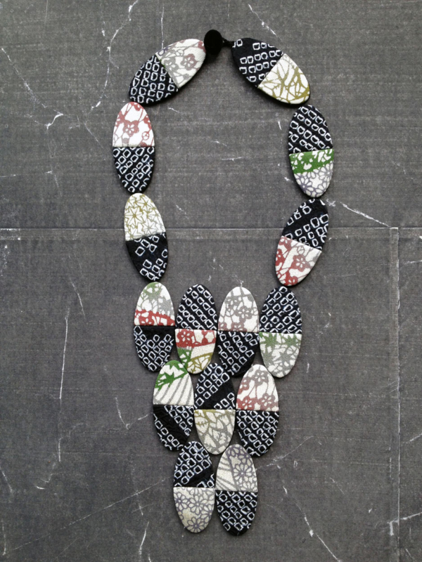 domino-silk-necklace-kimono-carouge-hangel-designer-textile-handmade-local-geneva