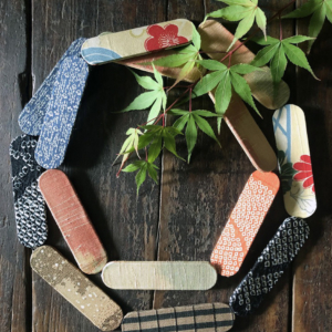 collier-soie-japonaise-bijoux-textile-contemporain-fait-main-artisanat-local-creation-valerie-hangel-galerie-h-geneve