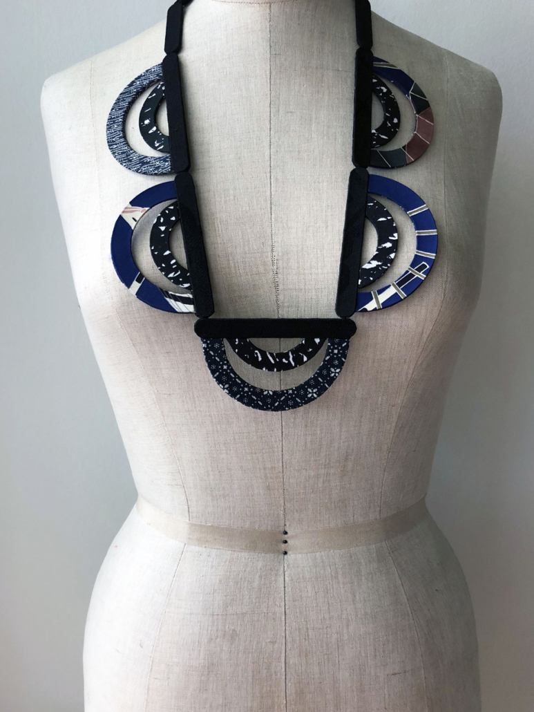 bijoux-contemporains-collier-ondes-soie-kimono-creation-fait-main-createur-valerie-hangel-geneve