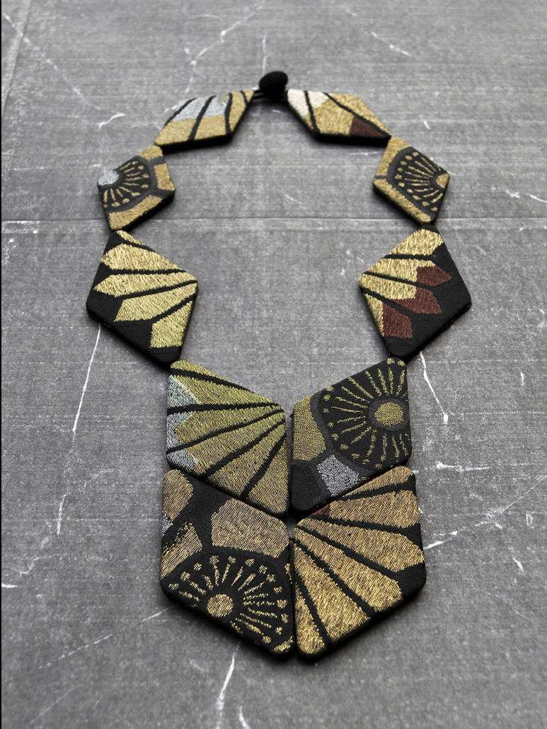 bijoux-textile-collier-scarabee-tissus-or-soie-kimono-hangel-galerie-art-carouge