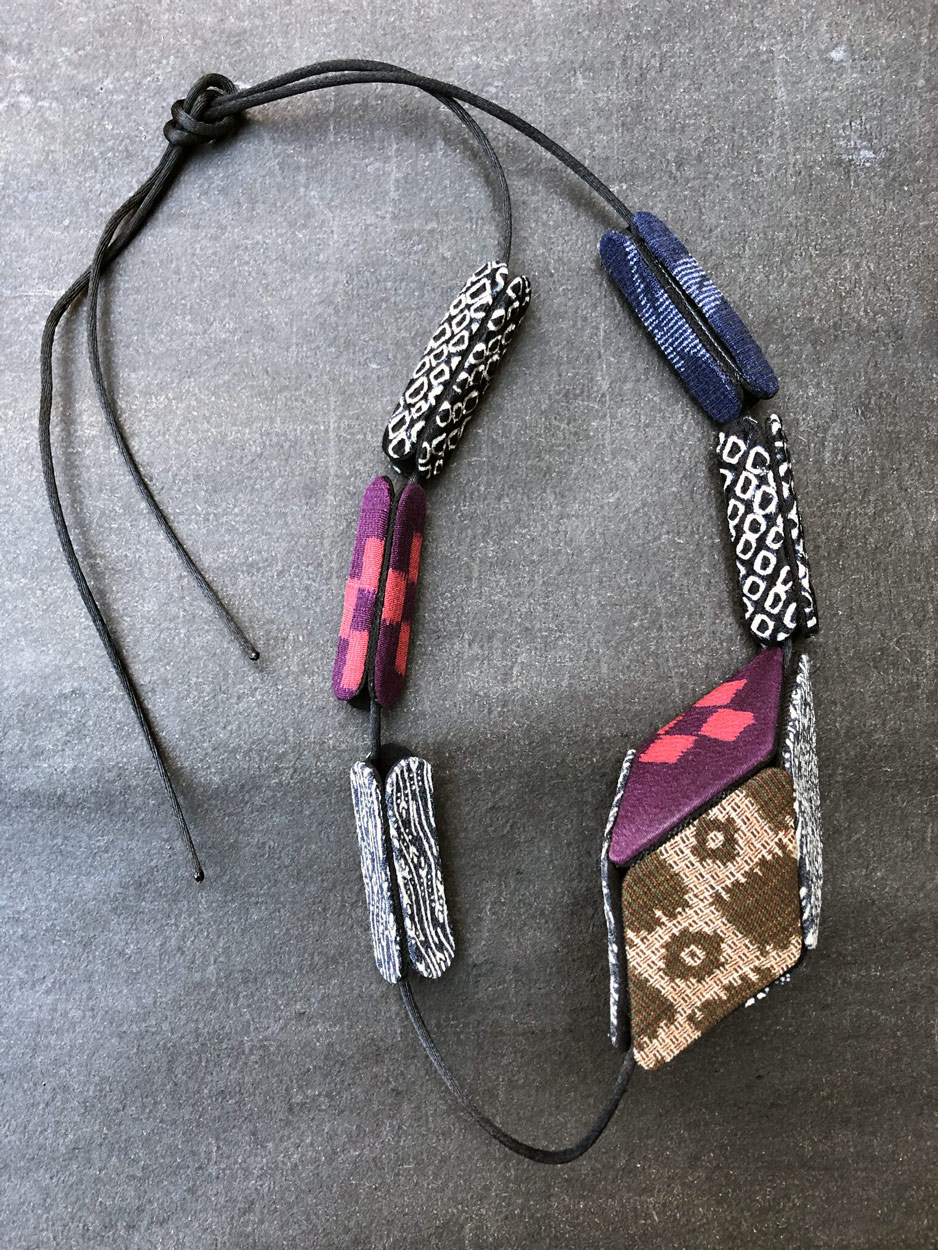 collier-textile-cube-soie-kimono-valerie-hangel-contemporain-bijoux-geneve