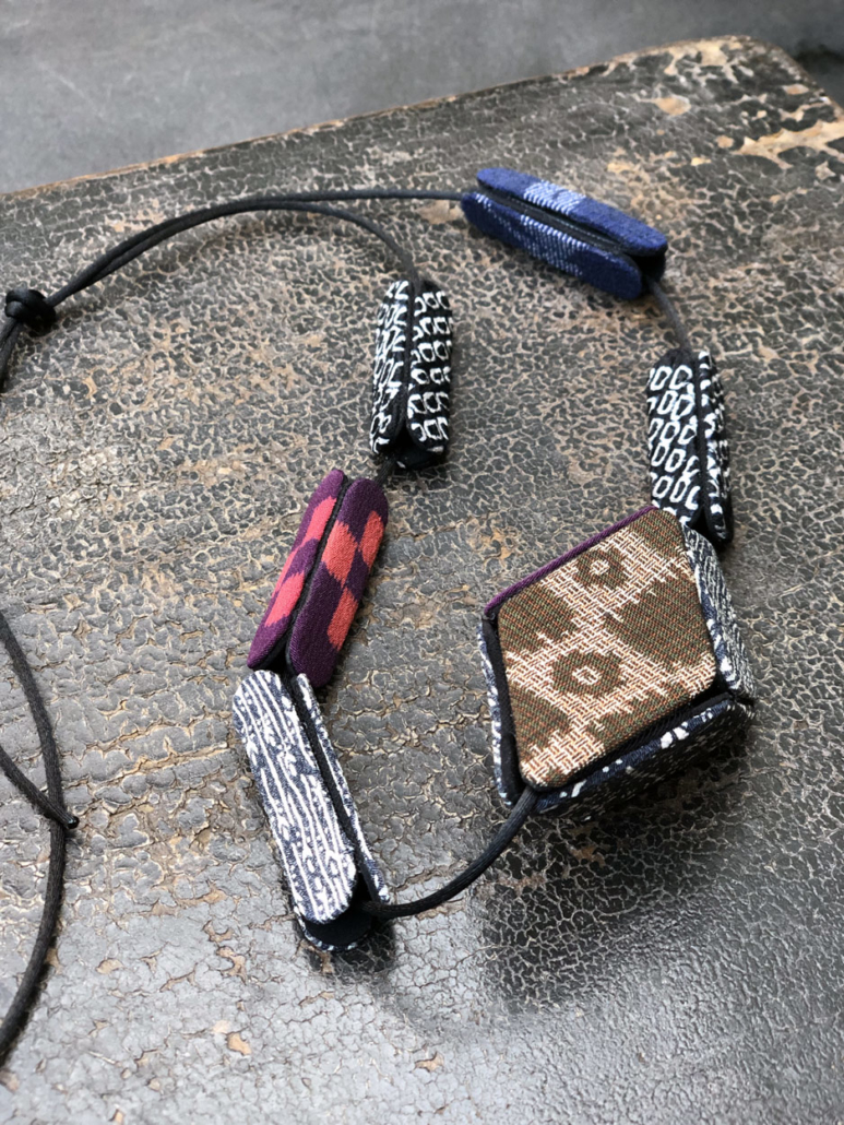 collier-perles-cubiques-soie-kimonos-carouge-sur-mesure-atelier-artisanat-galerie-h-geneve-hangel