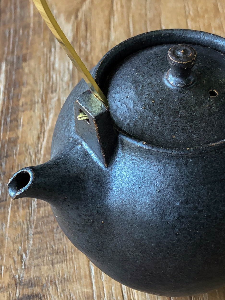 teapot-hibi-kuro-japanese-ceramis-shinobu-hashimoto-galerie-h-geneva