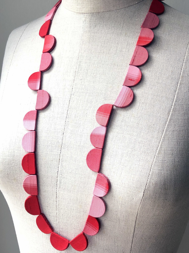 collier-petales-de-rose-soie-bijoux-contemporain-fait-main-collection-unique-valerie-hangel-galerie-h