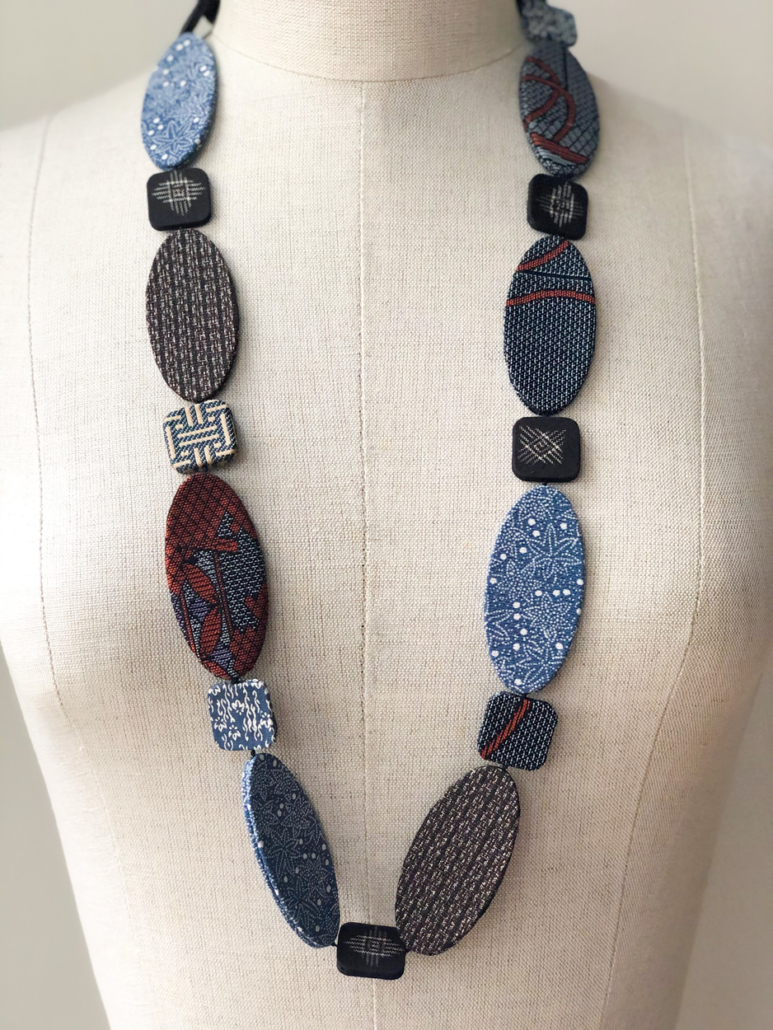 collier-soie-kimonos-bijoux-cadeau-fait-en-suisse-a-la-main-atelier-creation-Galerie-h-Valerie-Hangel-Carouge