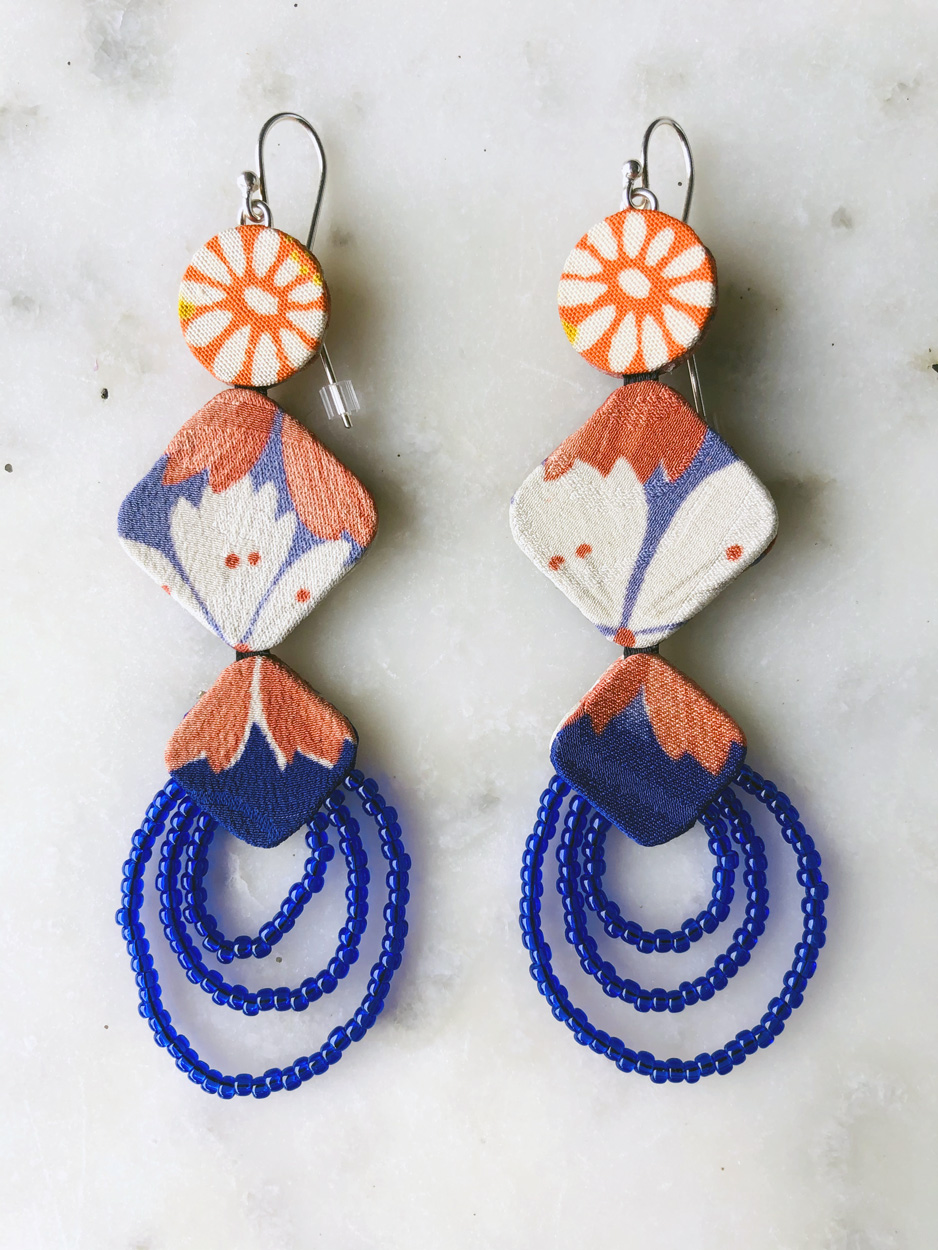 boucles-oreilles-fleur-de-lys-kimono-perles-de-verre-fait-main-accessoire-mode-femme-bijoux-contemporain-createur-hangel-carouge