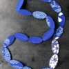 collier-edelweiss-en-soie-coton-bleu-bijoux-contemporains-textile-kimono-artisanat-art-galerie-h-carouge