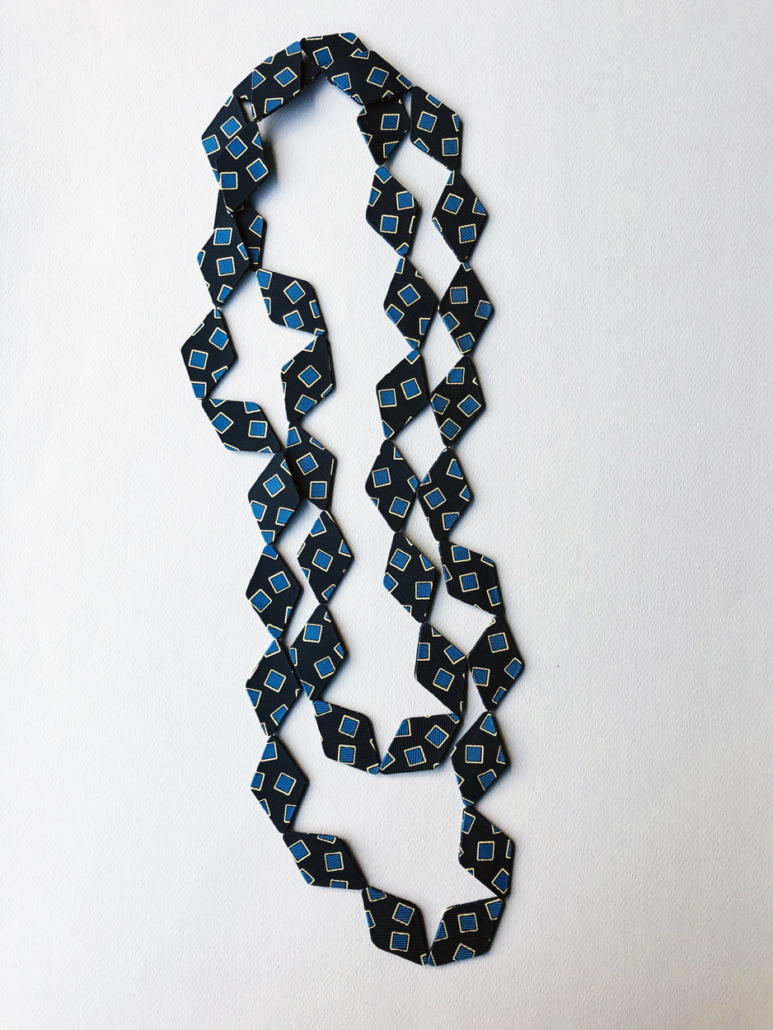 necklace-tie-silk-handmade-contemporary-jewelery-carouge