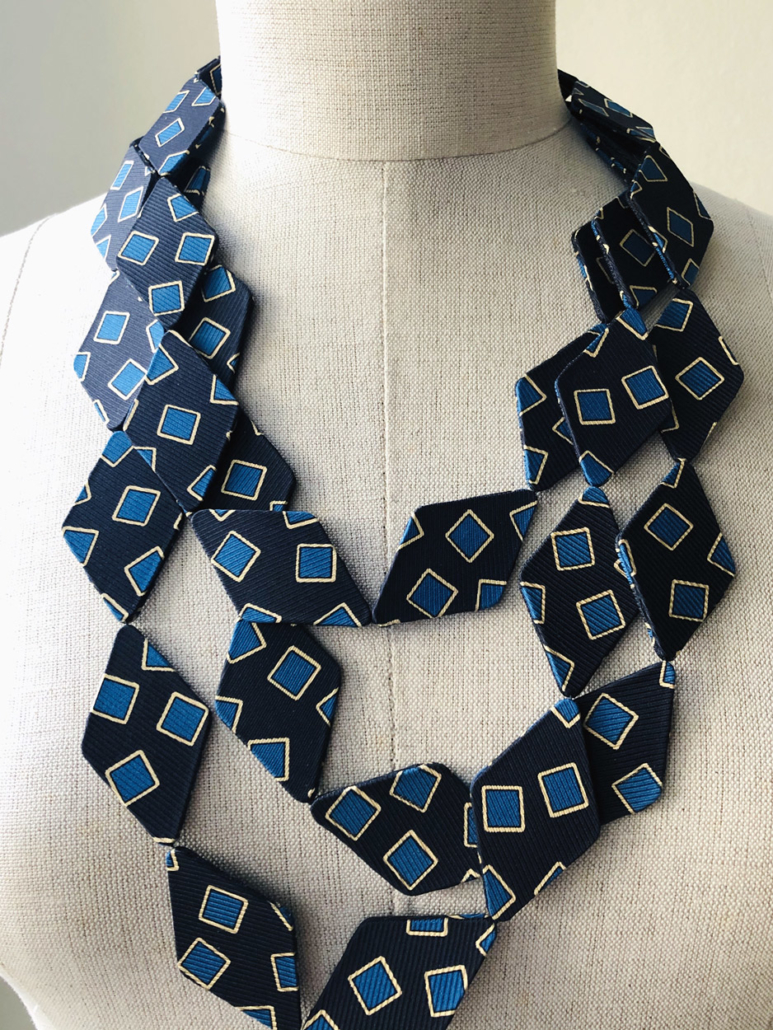 collier-carrés-bleus-soie-cravate-fait-main-bijou-accessoire-femme-mode-galerie-h-carouge