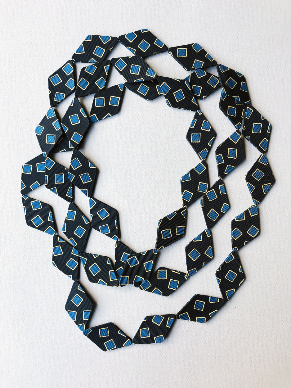 collier-soie-cravate-carre-bleu-fait-main-creation-mode-femme-artisan-createur-valerie-hangel-galerie-h-carouge