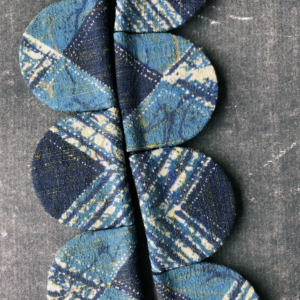 collier-petales-soie-bleue-bijoux-contemporains-galerie-h-art-geneve