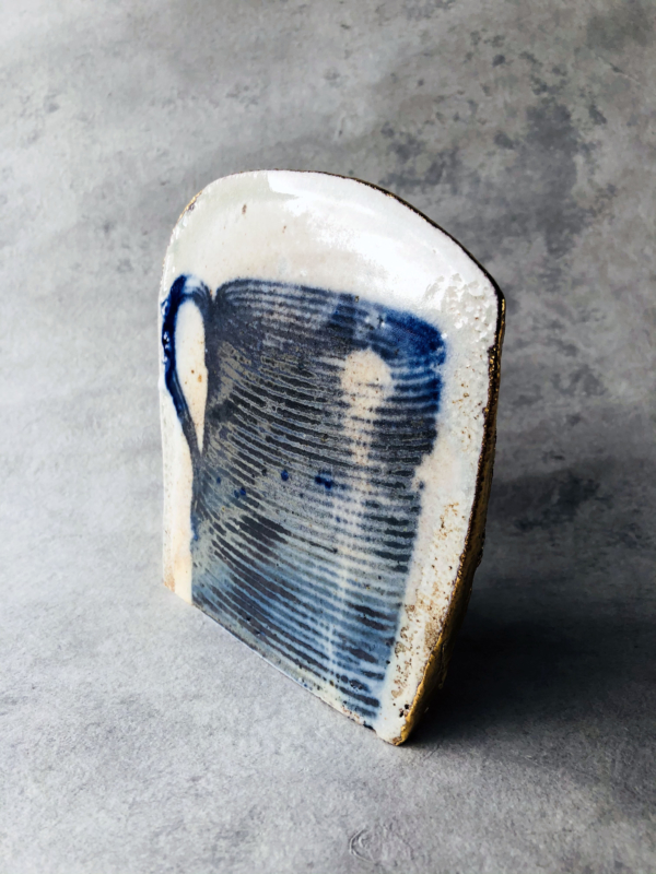 ceramique-bleue-et-blanche-piece-unique-contemporain-sculpture-or-paul-scott-geneve