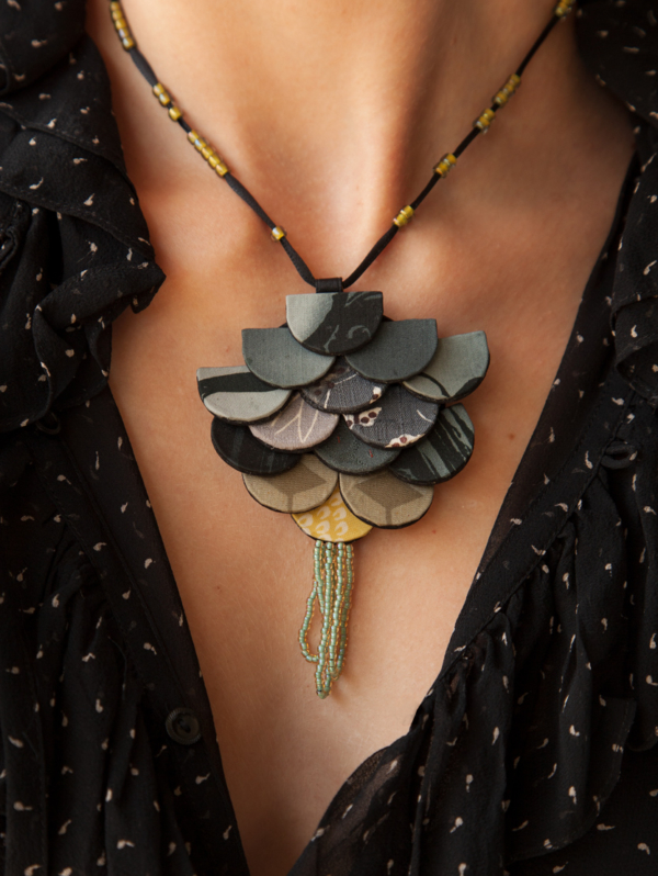 pendentif-lotus-bijoux-contemporains-luxe-accessoire-mode-2021-fait-main-valerie-hangel-geneve