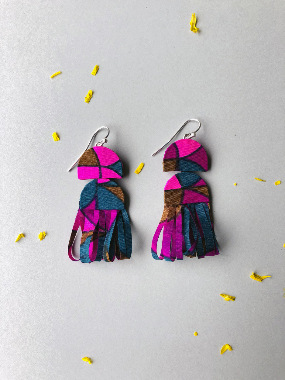 boucles-oreilles-froufrou-foulard-ancien-soie-bijoux-textiles-piece-unique-collection-2023-hangel-geneve