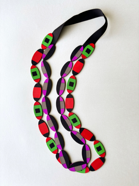 collier-graphique-bijoux-textile-soie-foulard-creation-unique-fait-main-valerie-hangel-gcarouge-geneve