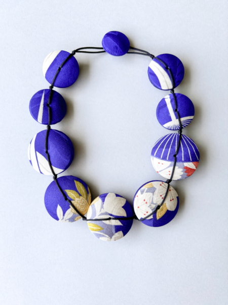 collier-hiroko-ombrelle-piece-unique-bijoux-textile-soie-kimono-accessoire-contemporain-galerie-h-geneve-carouge