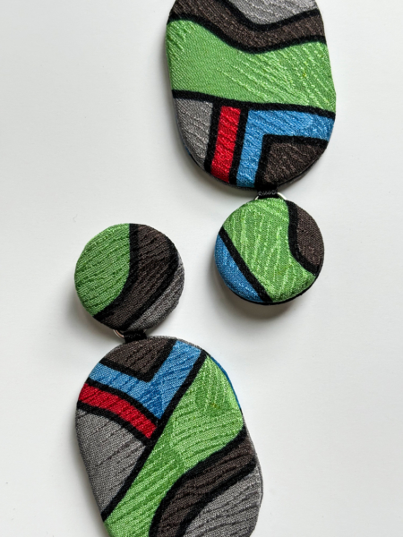 valerie-hangel-bijoux-textile-boucles-oreilles-fait-main-atelier-collection-accessoires-bijoux-contemporains-cravate-memphis-soie-galerie-h-geneve-suisse