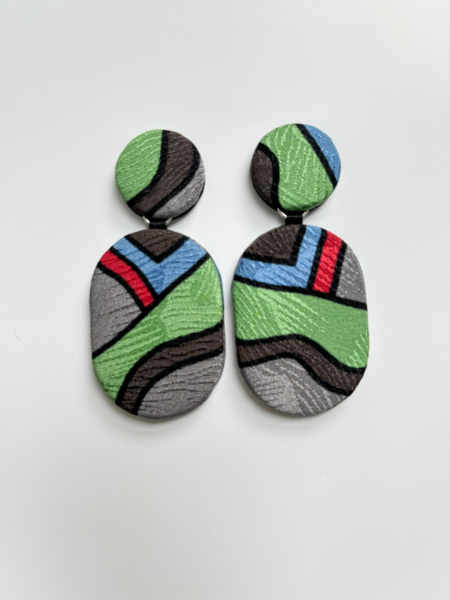 valerie-hangel-creation-bijoux-textile-boucle-oreille-collection-mode-femme-fait-main-bijoux-contemporains-cravate-soie-memphis-galerie-h-geneve