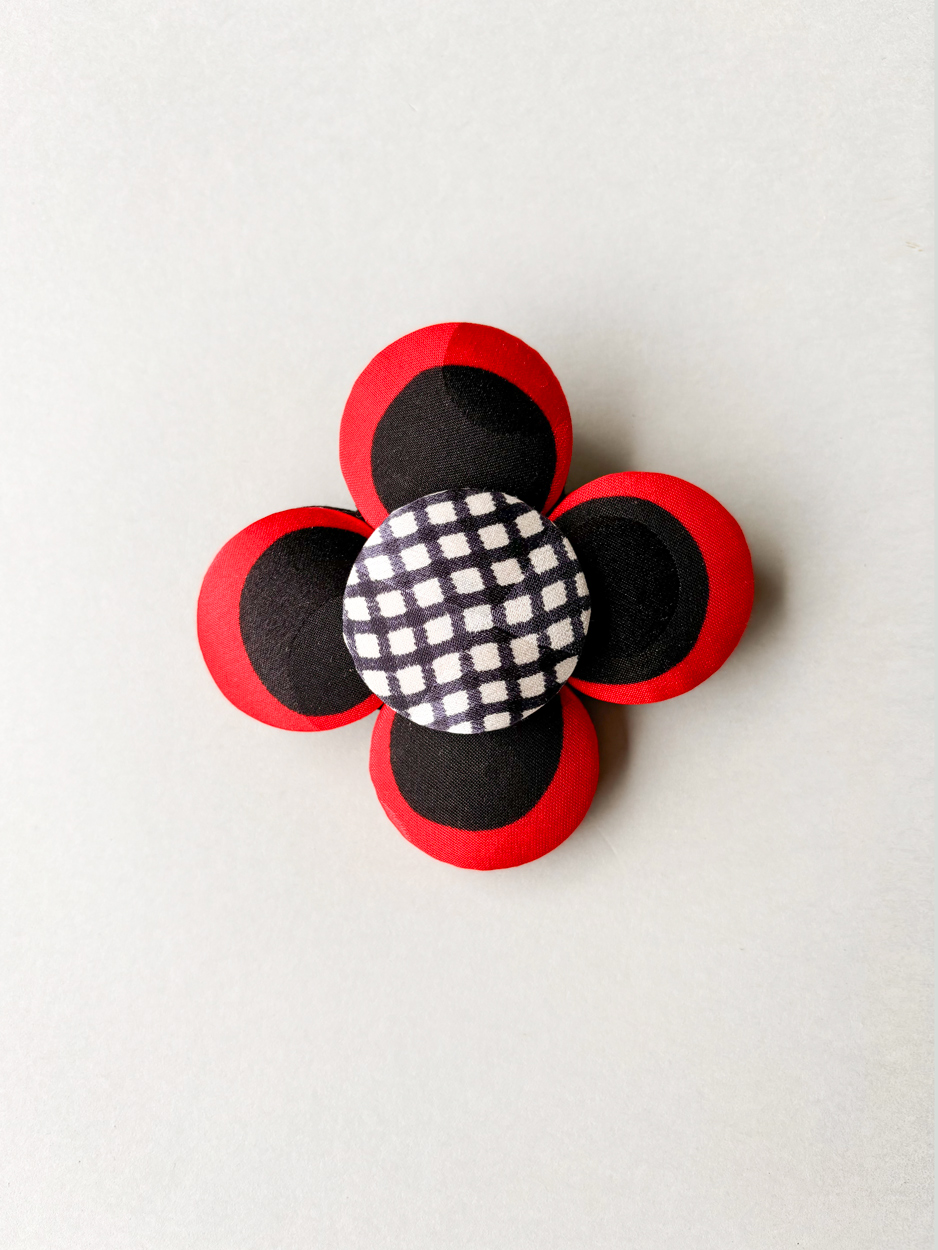 Broche coquelicot valerie-hangel-creation-bijoux-textile-soie-vintage-broche-fleure-collection-butterfly-galerie-h-carouge-geneve