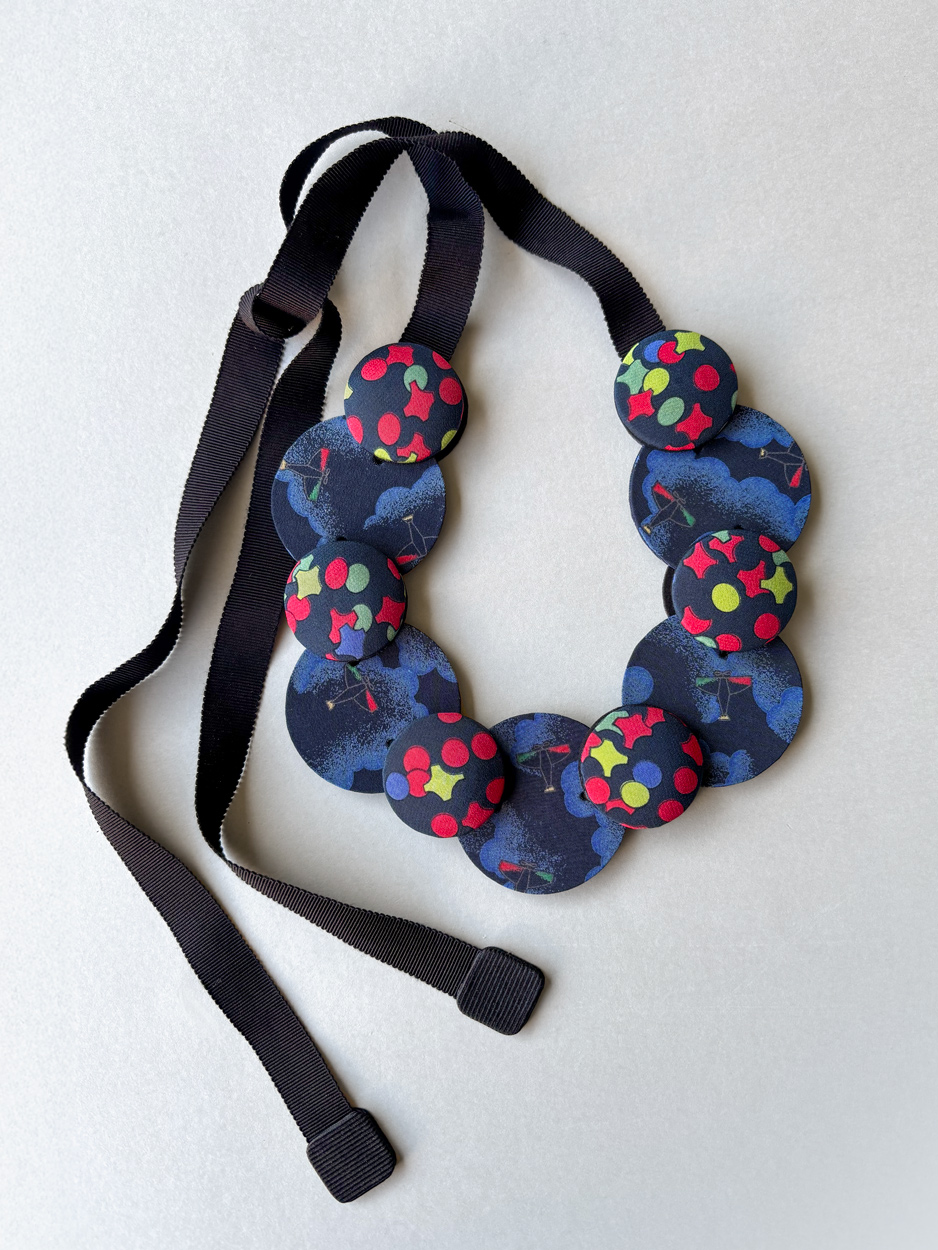 collier-bapteme-de-l-air-soies-cravates-confettis-accessoire-nouvelle-collection-bijou-contemporain-valerie-hangel-geneve