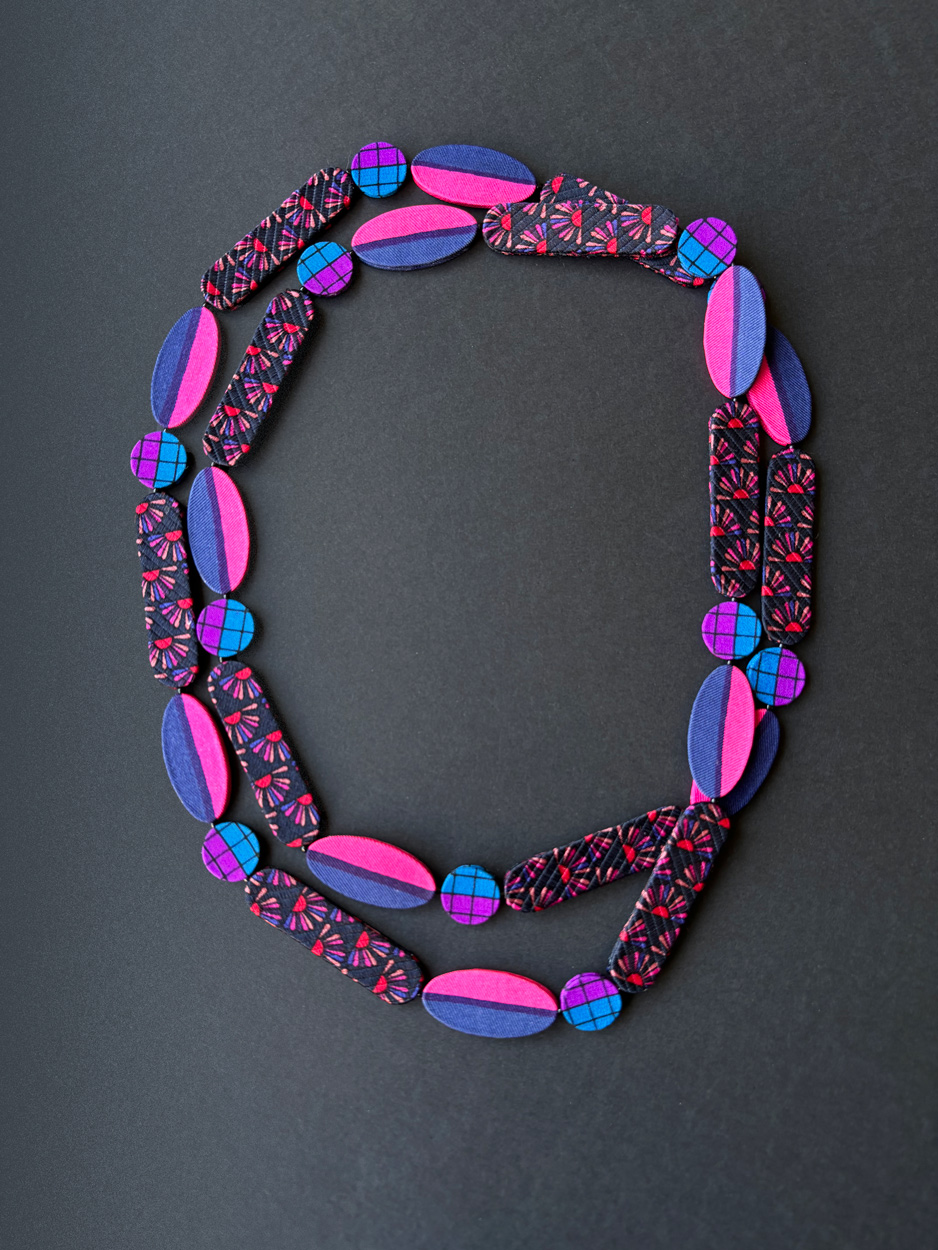 collier-petit-soleil-soie-cravate-couturier-sautoir-textile-perles-roses-confection-creation-fait-main-creation-valerie-hangel-carouge-geneve