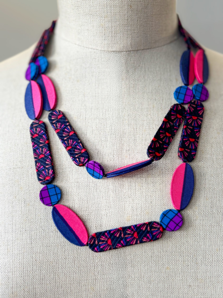 collier-petit-soleil-soie-cravate-couturier-sautoir-textile-perles-roses-confection-fait-main-valerie-hangel-carouge-geneve