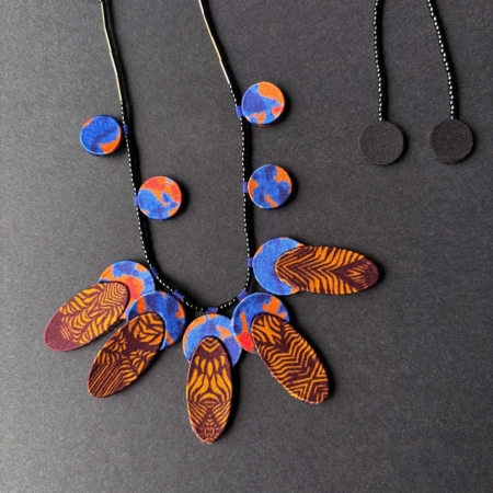 plume-collier-soie-imprime-bijoux-createur-valerie-hangel-geneve