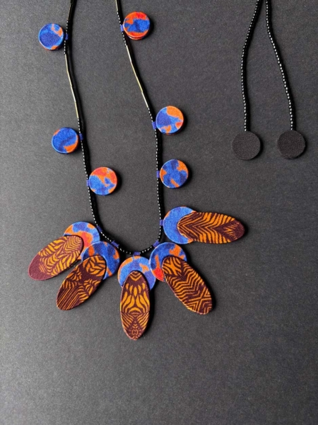 plume-collier-soie-imprime-bijoux-createur-valerie-hangel-geneve