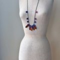 plume-collier-soie-bijoux-contemporains-fait-main-piece-unique-perles-rocailles-valerie-hangel-geneve