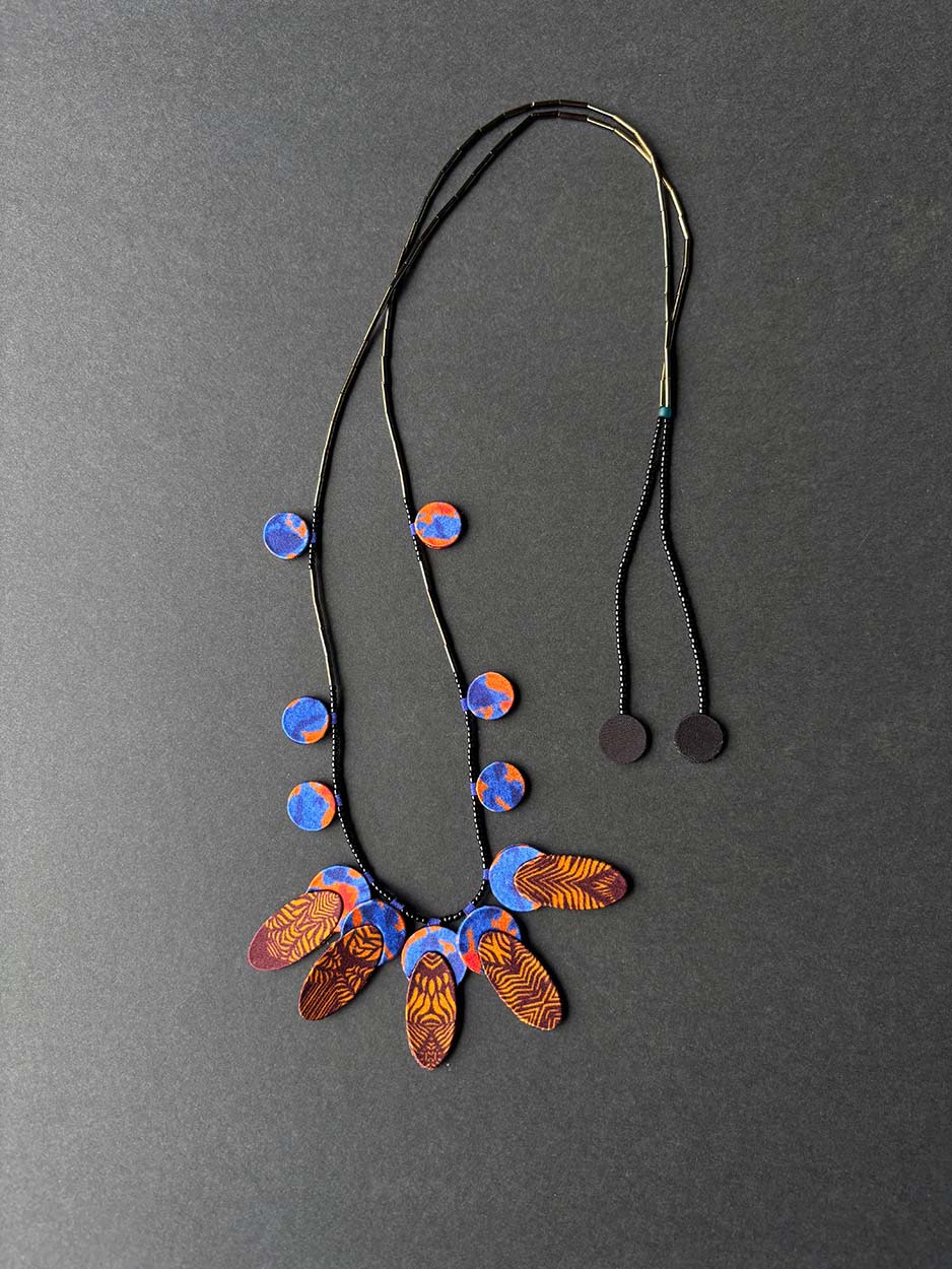 plume-collier-soie-impression-textile-bijoux-valerie-hangel-carouge-geneve