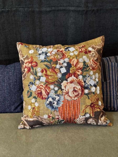coussin-broderie-marguerite-fait-main-plume-application-patchwork-decoration-valerie-hangel