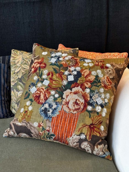 coussin-broderie-marguerite-fait-main-plume-application-patchwork-decoration-valerie-hangel-carouge