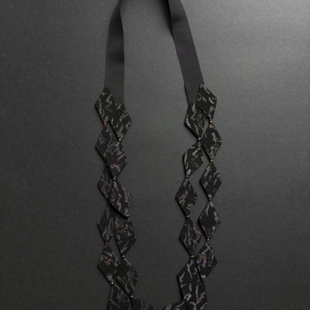 collier-contemporain-japon-fil-argent-luxe-creation-textile-valerie-hangel-geneve-carouge