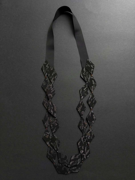collier-contemporain-japon-fil-argent-luxe-creation-textile-valerie-hangel-geneve-carouge