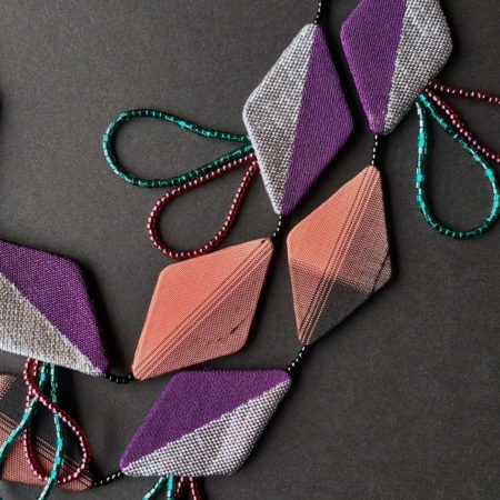 collier-contemporain-soie-kimono-argent-creation-unique-fait-main-studio-valerie-hangel-carouge-geneve