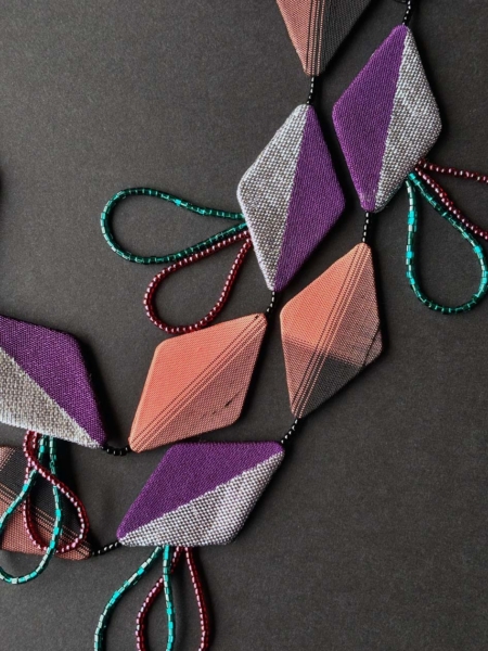 collier-contemporain-soie-kimono-argent-creation-unique-fait-main-studio-valerie-hangel-carouge-geneve