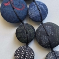 collier-hiroko-indigo-perles-patchwork-bijoux-fait-main-hangel-creation-carouge-geneve-suisse
