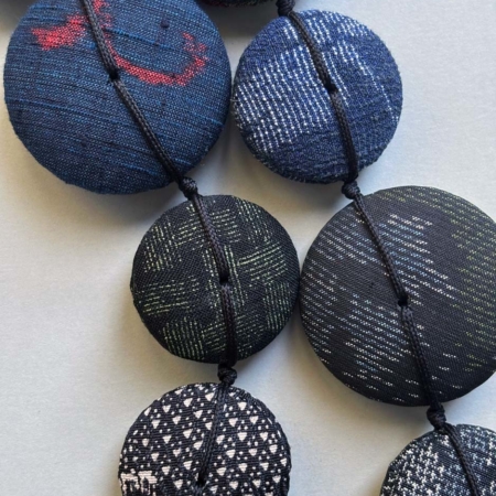 collier-hiroko-indigo-perles-patchwork-bijoux-fait-main-hangel-creation-carouge-geneve-suisse