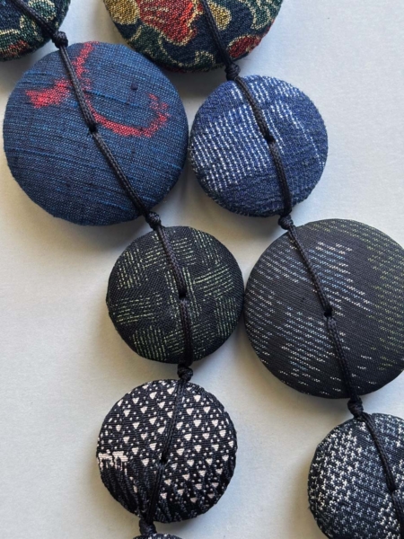 collier-hiroko-indigo-perles-patchwork-bijoux-fait-main-hangel-creation-carouge-geneve-suisse