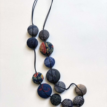 collier-hiroko-indigo-textile-japon-kimono-perles-textiles-artisanat-hangel-geneve