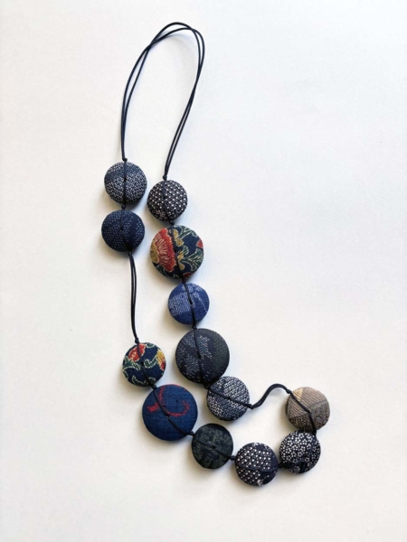 collier-hiroko-indigo-textile-japon-kimono-perles-textiles-artisanat-hangel-geneve